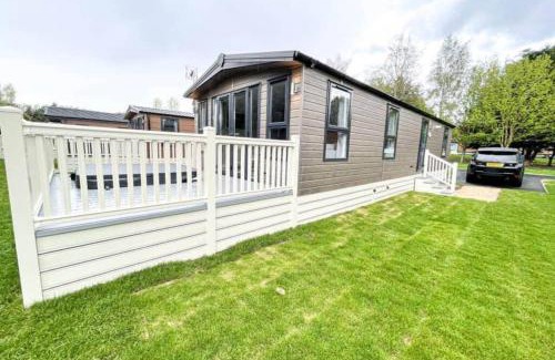 Allerthorpe Casa | Lucas Lodge with Hot Tub