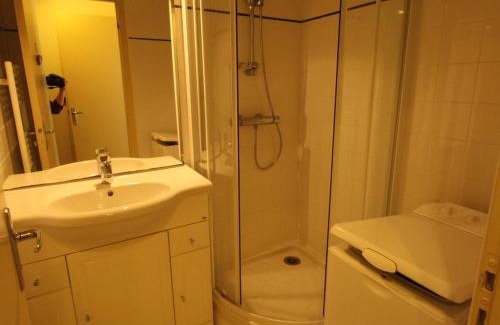 Bagneres-de-Luchon Apartamento | Luchon - Studio 2/3 pers., balcon, télécabine, proche commerces et thermes - FR-1-313-224