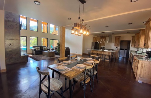 Rio Vista Estates Casa | Lucky Duck on Rio Grande River with Hottub & 5 Bathrooms