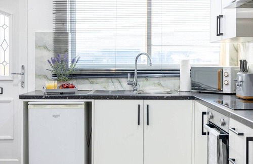 Cradley Apartamento | Lucky Find! Apartment Smart Tv Parking Kitchen