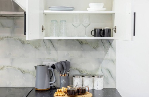 Cradley Apartamento | Lucky Find! Apartment Smart Tv Parking Kitchen