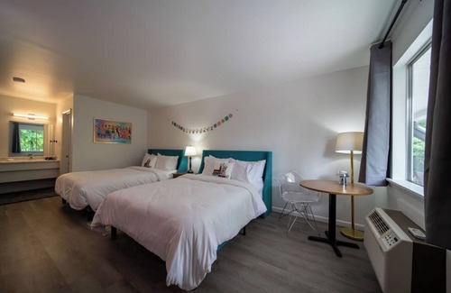 Eureka Springs Complejo | Lucky Number 13 is so Gorgeous, your heart hands will be showing!