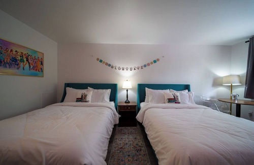 Eureka Springs Complejo | Lucky Number 13 is so Gorgeous, your heart hands will be showing!
