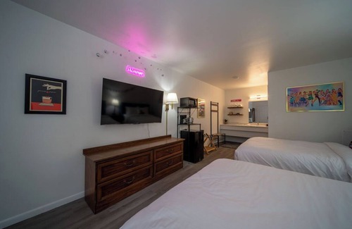 Eureka Springs Complejo | Lucky Number 13 is so Gorgeous, your heart hands will be showing!