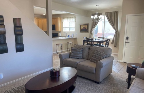 Mesquite Condominio | Lucky Seven Oasis by Mesquite Vacation Rentals with Community Pool and $510 in free daily activities