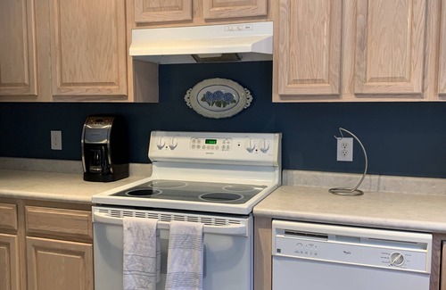 Bakersville Cabaña | Lucy's Cottage has Exceptional views of the Blue Ridge Mountains!