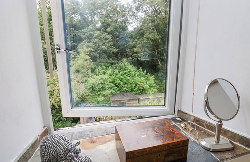 Ogden Cabaña | LUDD BROOK COTTAGE, pet friendly, with open fire in Luddenden