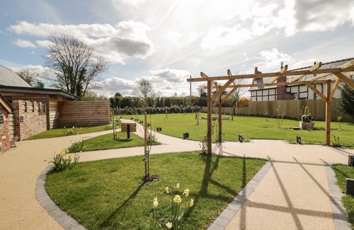 Hereford Cabaña | LUGG VIEW, character holiday cottage, with hot tub in Hereford