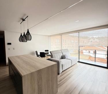 Huayna-Cápac Apartamento | Lujo y estilo en Suite Doble por estrenar - Cuenca