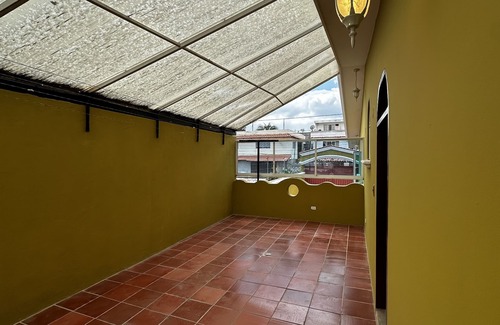 Tumbaco Casa | Lujosa Casa Cerca del Aeropuerto en Centro de Tumbaco