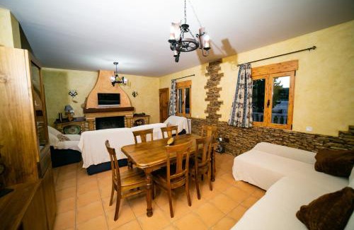 Cehegin Chalet De Esquí | Lujosa Casa Rural el Altico con barbacoa, chimenea y zona infantil
