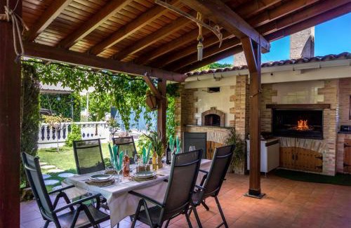 Cehegin Chalet De Esquí | Lujosa Casa Rural el Altico con barbacoa, chimenea y zona infantil