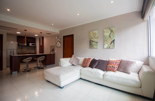 Las Peñas Apartamento | Lujoso Depa con piscina - jacuzzi y vista al rio desde la habitación