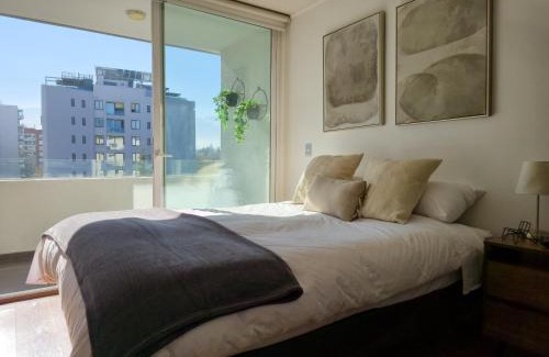 Apoquindo Apartamento | Lujoso Depto Las Condes - vista panorámica, a una cuadra del metro & estacionamiento gratis
