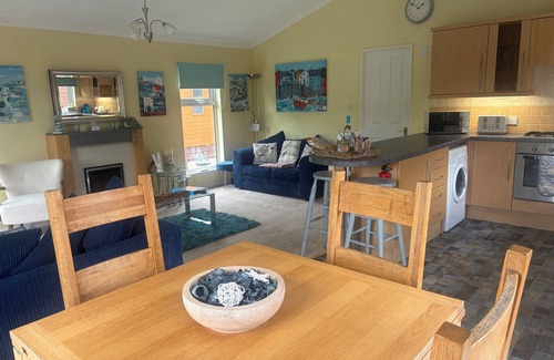 Liverton Cabina | LUKES LODGE, DEVON, HOT TUB, PET FRIENDLY, sleeps 6 FINLAKE HOLIDAY PARK