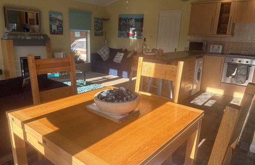 Liverton Cabina | LUKES LODGE, DEVON, HOT TUB, PET FRIENDLY, sleeps 6 FINLAKE HOLIDAY PARK