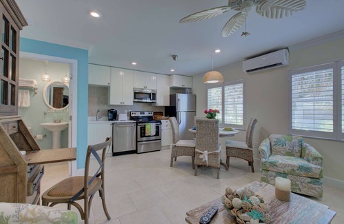 Siesta Key Village Casa | Lulu's Key House Green 1/1 Upstairs