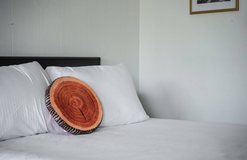 Balsam Lake Hotel | Lumber Jill Lodge #16 – Two Queen Room