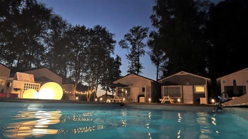 Rewal Casa | Lumi Resort Domki letniskowe z podgrzewanym basenem