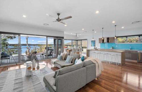Silverwater Casa | Luminara Lago 6br Waterfront Retreat with Pool at Silverwater