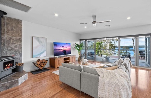 Silverwater Casa | Luminara Lago 6br Waterfront Retreat with Pool at Silverwater
