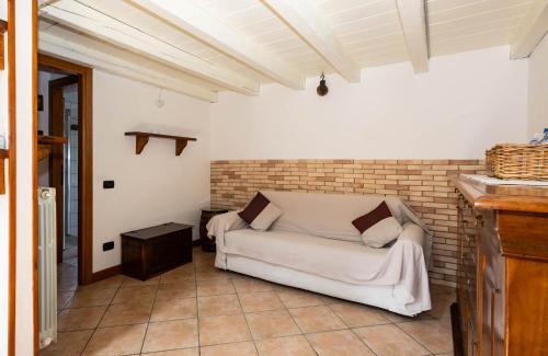 Intra Apartamento | Luminosa Mansarda nel Cuore di Intra