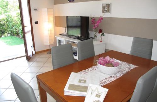 Rivoltella Apartamento | Luminoso Trilocale con Piscina e Giardino privato