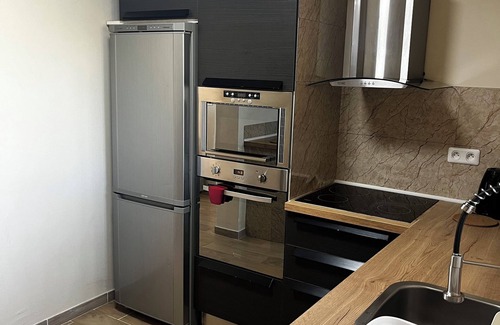 Vitrolles Apartamento | Luminous apartment with view of the lake - Refurbished, close to the airport (sleeps 6)