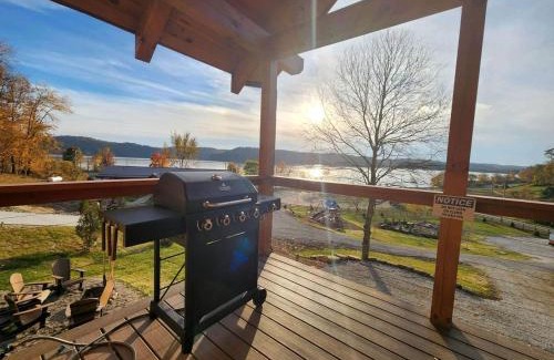 Scio Casa | Luminous Cabin with Hot-Tub, BBQ and Deck in Ohio