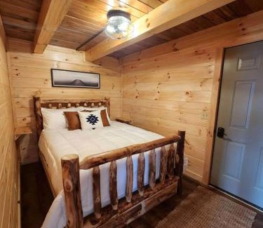 Scio Casa | Luminous Cabin with Hot-Tub, BBQ and Deck in Ohio