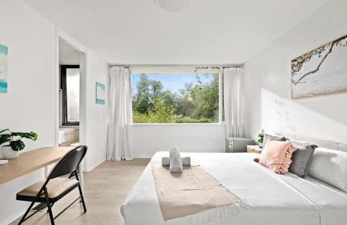 Pymble Casa | Luminous Ensuite Queen Room - Centrally Located