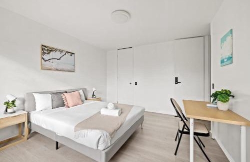 Pymble Casa | Luminous Ensuite Queen Room - Centrally Located