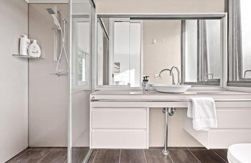 Pymble Casa | Luminous Ensuite Queen Room - Centrally Located