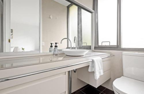 Pymble Casa | Luminous Ensuite Queen Room - Centrally Located
