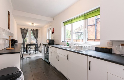 Walsall Casa | Lumley House - Delightful 2BR Terraced House near Birmingham