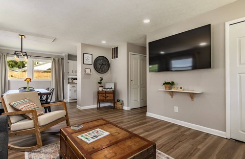 Bon Air Casa | Lumos Stays: 65" 4K TV, memory foam, kid-friendly