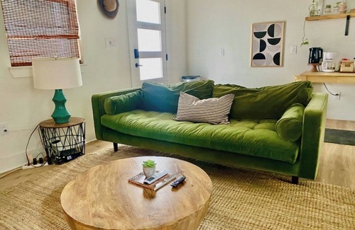 Montopolis Casa | Luna House ° 3 Min from Airport ° Easy Stay