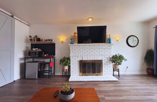 Castro Valley Casa | Luna's Hosted Retreat - Private Family & Pet Friendly 2BR Suite