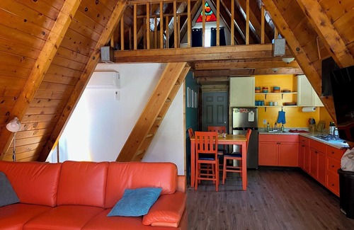 Bodfish Cabaña | ▲ Lunar Landing ▲ Pet friendly, colorful A-Frame cabin with barrel sauna