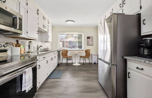 Sharon Heights Apartamento | Lunar Landing Step - 2BD, 1 BA, 1 Car Garage