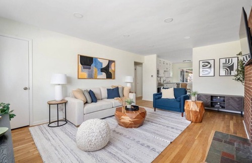 Sharon Heights Apartamento | Lunar Landing Step - 2BD, 1 BA, 1 Car Garage