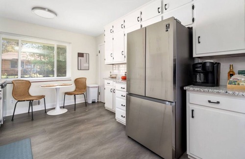 Sharon Heights Apartamento | Lunar Landing Step - 2BD, 1 BA, 1 Car Garage