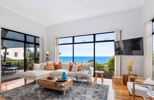 Korora Casa | Amazing Views, Walk to Beach, 5 Bedrooms, Workcation