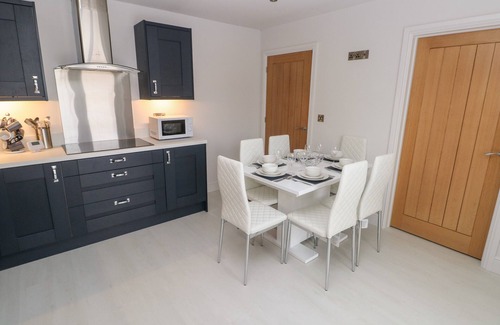 Kilgetty Cabaña | Lunaroxx, 6 Meadow Gardens, Kilgetty