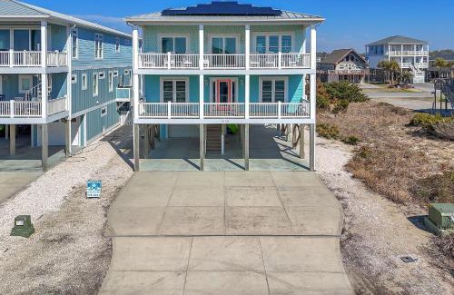 Long Beach Casa | Lunas by Oak Island Accommodations