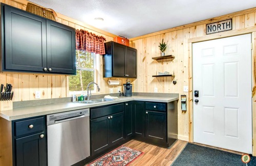 Conover Cabina | Lured Den - Private Lakefront Cottage - NEW HOT TUB!