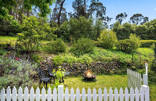 Colo Vale Apartamento | Lush and Charming Country Escape, Stunning Gardens
