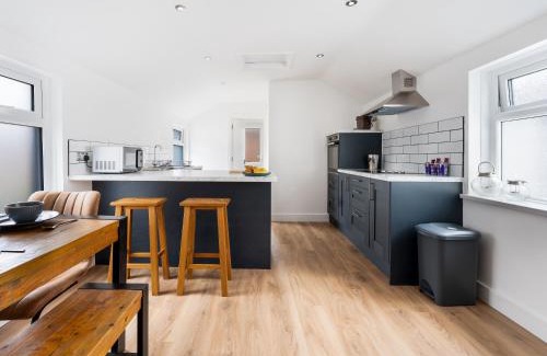 Newport Apartamento | Lush apartments, Pool Table, Netflix, Parking, Long Term Discounts