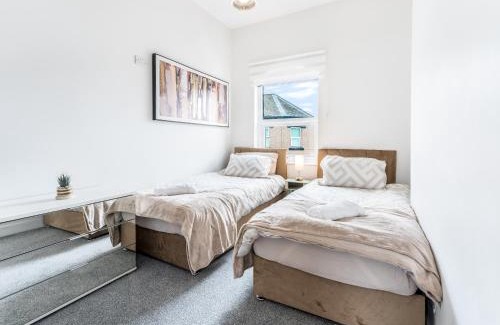 Newport Apartamento | Lush apartments, Pool Table, Netflix, Parking, Long Term Discounts