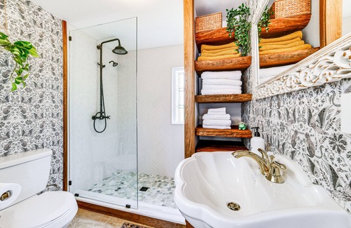 Livingston Manor Casa | Lush, Charming 1800’s Farmhouse on Secluded Oasis!